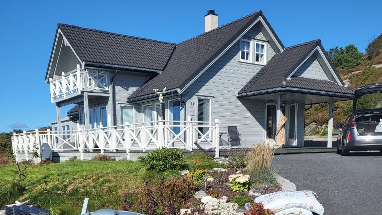 Stort grått hus med uteområde