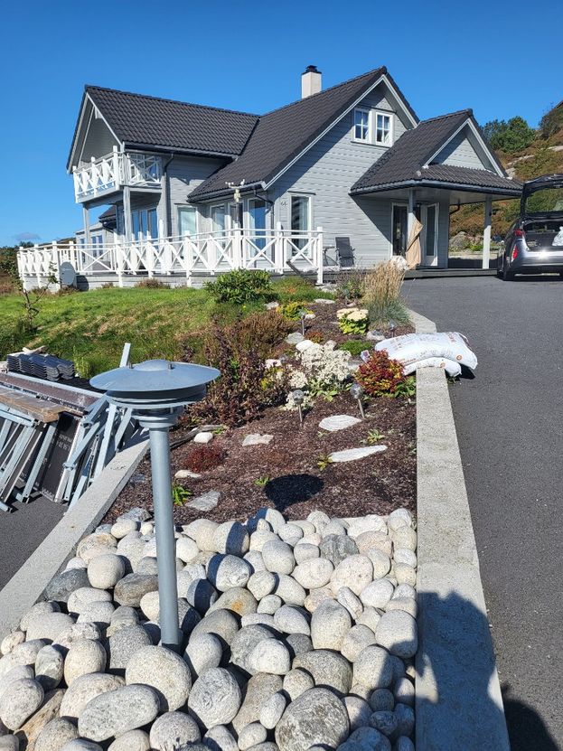Stort grått hus med uteområde
